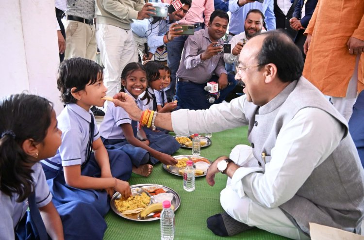 *न्योता भोज में शामिल हुए उप मुख्यमंत्री श्री अरुण साव और स्वास्थ्य मंत्री श्री श्याम बिहारी जायसवाल*  *बच्चों को स्नेह से परोसा भोजन, बच्चों के साथ जमीन पर बैठकर खाया खाना*  *न्योता भोज से मानसिक और शारीरिक रूप से पुष्ट होंगे स्कूली बच्चे : उप मुख्यमंत्री श्री अरुण साव