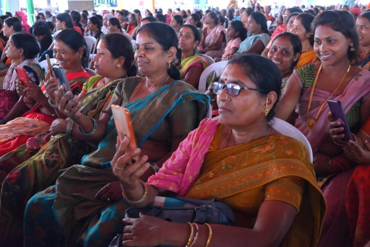 महतारी वंदन योजन: प्रधानमंत्री मोदी ने बटन दबाकर प्रदेश की 70लाख से अधिक महिलाओं के खाते में जारी की योजना की पहली किस्त
