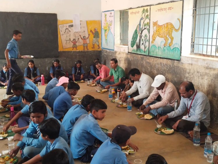विकासखंड शिक्षा अधिकारी ने किया न्योता भोज का आयोजन