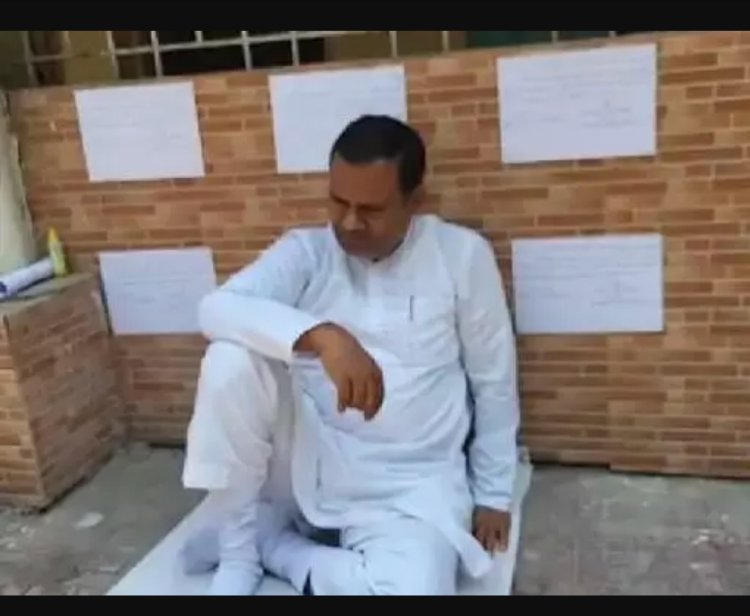 पार्टी कार्यालय में पोस्टर लगा के देवेंद्र यादव के विरोध में कांग्रेस नेता ने शुरू किया आमरण अनशन