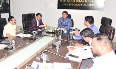 कलेक्टर अवनीश शरण ने प्रशासनिक अधिकारियों की ली साप्ताहिक बैठक, चुनाव की तैयारी के साथ लंबित मामलों को जल्द पूरा करने दिए निर्देश