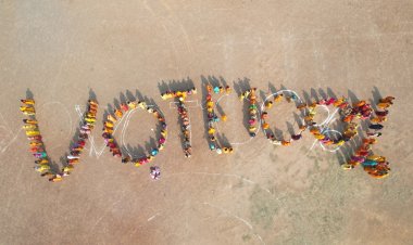 लोकतंत्र निर्माण में आधी आबादी निभा रही महत्वपूर्ण भूमिका, समूह की सदस्य कर रही मतदान के लिए जागरूक