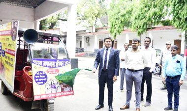 कलेक्टर ने मतदाता जागरूकता रथ को दिखाई हरी झंडी,