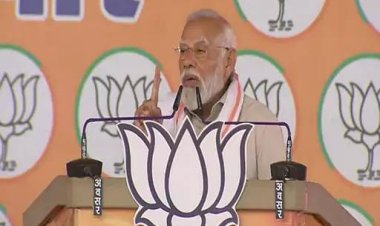 बस्तर के शंखनाद रैली में हुंकार भरते हुए प्रधानमंत्री नरेंद्र मोदी ने कहा,लाठी से सिर फोड़ने की कांग्रेस की धमकी से मैं डरने वाला नहीं, गरीब का बेटा हूं सर उठाकर चलता हूं, जब तक गरीब की हर चिंता दूर नहीं होगी चैन से नहीं बैठूंगा