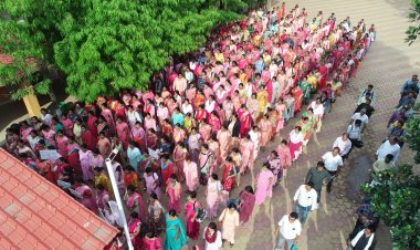 मानव श्रृंखला बनाकर लोगों को दिया मतदान करने का संदेश