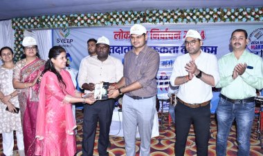 चुनई तिहार की सुर संध्या पर रंगारंग कार्यक्रम आयोजित*  *कलेक्टर एवं एसएसपी ने की अधिकारी-कर्मचारियों की मनमोहक गीत-संगीत प्रस्तुति की सराहना