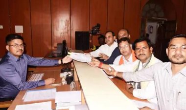 Breaking: शुभ मुहूर्त में प्रत्याशियों ने किया नामांकन दाखिल,Bjp प्रत्याशी तोखन साहू ने भरा नामांकन, कांग्रेस प्रत्याशी देवेंद्र यादव की तरफ से उनके बड़े भाई ने दाखिल किया नामांकन फार्म,