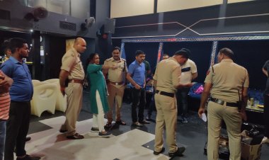 मंगला चौंक के पास 36 मॉल में संचालित तंत्रा बार में पुलीस की रेड,देर रात खुले थे बार पिलाई जा रही थी शराब, शराब के नशे में युवक युवतियां आपस में झगड़ रहे थे, पुलिस के पहुंचने पर सभी हुए फरार