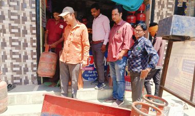 अवैध गैस सिलेंडर बेचने की शिकायत पर की गई छापेमारी, 8 गैस सिलेंडर जप्त