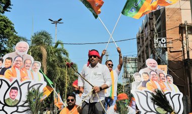 बीजेपी की नामंकन रैली में खास अंदाज में पहुंचे बेलतरा विधायक शुक्ला,