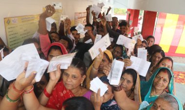 छत्तीसगढ़ में पहले चरण का मतदान जारी, नक्सल प्रभावित क्षेत्रों में बहुत उत्साह के साथ लोग कर रहे अपने मताधिकार का प्रयोग