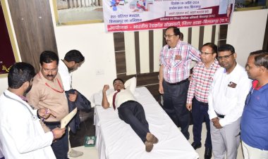 कलेक्टर अवनीश शरण ने रक्तदान कर दिया मतदाता जागरूकता का संदेश, कहा जीवन के लिए रक्तदान,लोकतंत्र के लिए मतदान जरूरी