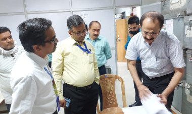 चुनाव आयोग प्रक्षको ने किया एमसीएमसी का निरीक्षण