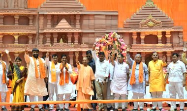 यूपी के मुख्यमंत्री योगी आदित्यनाथ ने बेलतरा के विशाल आम सभा कांग्रेस पर जमकर हमला बोला,कांग्रेस ने भारत की सनातन आस्था का हमेशा अपमान किया है