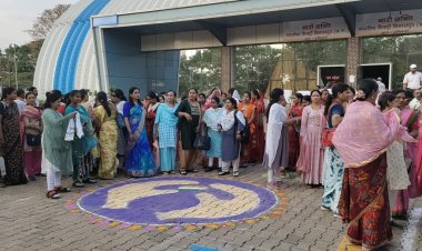 स्वीप कार्यक्रम: नव मतदाताओं और वृद्ध मतदाताओं का किया गया सम्मान,गनियारी के नारी शक्ति गारमेंट फैक्ट्री में हुआ आयोजन