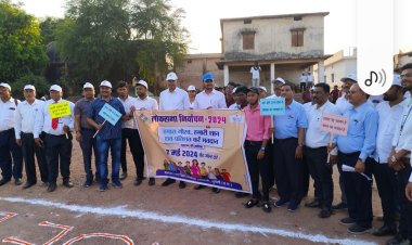 मतदाता जागरूकता के लिये 40 शिक्षक, शिक्षिकाओं ने किया रक्त दान , कलेक्टर ने कहा समानता का बोध कराता है मतदान का अधिकार