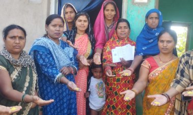 चुनाव के लिए निमंत्रण: मतदान दल घर घर जाकर अक्षत चावल से दे रहे नेवता,