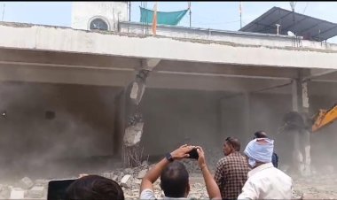 बड़ी ख़बर: अवैध निर्माण पर चला निगम प्रशासन का बुलडोजर नूतन चौक पर बने परिसर को नगर निगम की टीम ने तोड़ा पार्किंग की जगह पर बना दिया गया था दुकान