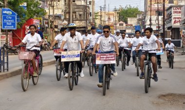 मतदान के लिए जागरुक करने शहर की सड़को पर कलेक्टर और एसपी ने चलाई साईकिल,सैकड़ो लोग रैली में हुए शामिल, दिया जगरूकता का संदेश