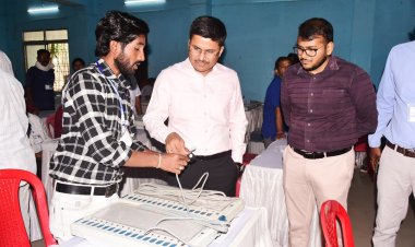 मतदान के लिए तैयार की जा रही है ईवीएम मशीने, कलेक्टर अवनीश शरण ने लिया जायजा,दिए जरूरी निर्देश