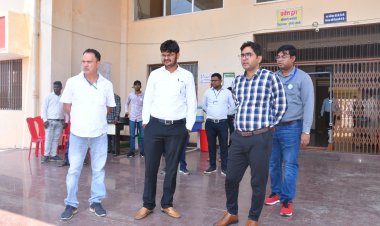 *इव्हीएम मशीनों को मतदान के लिए तैयार करने कमिशनिंग कार्य शुरू