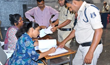 *पहले दिन 76 कर्मियों ने पोस्टल बैलेट से किया मतदान*  *कलेक्टर राहुल देव ने मतदान प्रक्रिया का किया अवलोकन