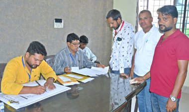 जिले में पत्रकारों ने डाक मतपत्र के जरिए किया मतदान, कहा निर्वाचन आयोग की पहल सराहनीय