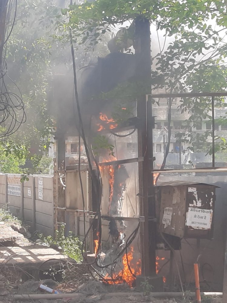 मंगला क्षेत्र के यमुनानगर में ट्रांसफार्मर में लगी आग,बिजली विभाग के अधिकारी बेपरवाह