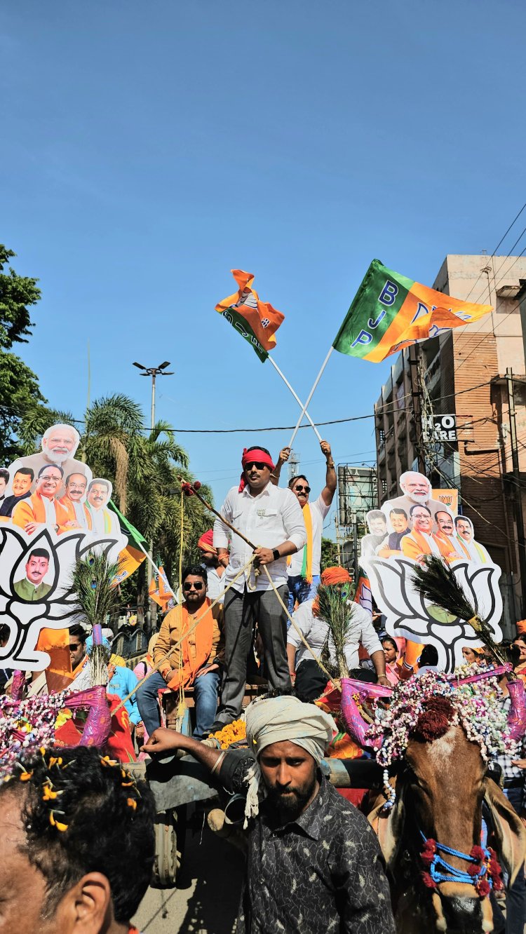 बीजेपी की नामंकन रैली में खास अंदाज में पहुंचे बेलतरा विधायक शुक्ला,