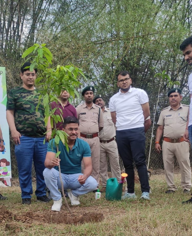 पौधा रोपकर कलेक्टर ने दिया मतदाता जागरूकता का संदेश