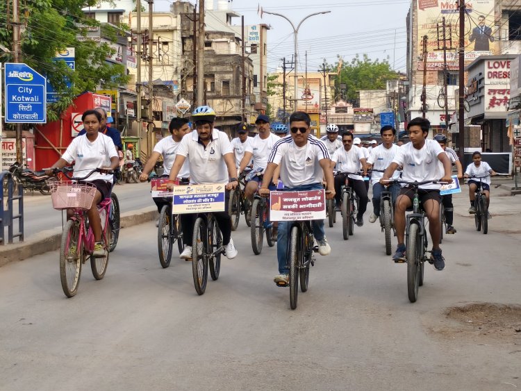 मतदान के लिए जागरुक करने शहर की सड़को पर कलेक्टर और एसपी ने चलाई साईकिल,सैकड़ो लोग रैली में हुए शामिल, दिया जगरूकता का संदेश