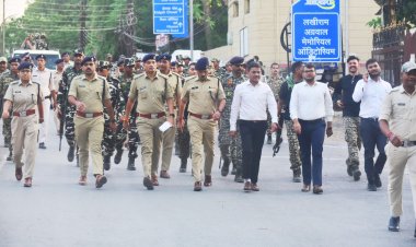 लोकसभा चुनाव ने सम्हाला मोर्चा, सुरक्षाबलों ने किया फ्लैग मार्च, कलेक्टर अवनीश शरण,एसपी  सिंह हुए शामिल,कलेक्टर शरण जवानों को संबोधित करते हुए बोले भयमुक्त एवं शांतिपूर्ण निर्वाचन कराने आप पर है महत्वपूर्ण ज़िम्मेदारी