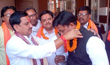 50अधिवक्ताओं सहित कई कांग्रेस नेता बीजेपी में शामिल, Bjp प्रत्याशी तोखन साहू ने पार्टी का गमछा पहनाकर कराया पार्टी में प्रवेश