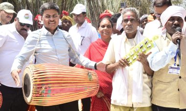 मांदर की थाप पर कलेक्टर और बिरहोर आदिवासियों ने मनाया मतदाता जागरूकता का उत्सव, कलेक्टर ने दिलाई मतदाता शपथ, वोटरों का किया सम्मान