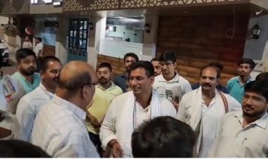 देर रात कांग्रेस प्रत्याशी देवेन्द्र यादव के रूम में निर्वाचन आयोग की दबिश, समर्थको द्धारा बड़ी रकम रखने के शक पर होटल इंटरसिटी पहुंची टिम जमकर हंगामा, विवाद बढ़ता देख लौटे अफसर, प्रत्याशी देवेंद्र ने क्या कहा: देखिए विडियो