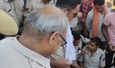 विडियो:देखिए जुआरी पुलिस कर्मियों को चुनाव ड्यूटी में आए पुलिसकर्मी स्ट्रांग रूम के बाहर बैठ गए जुआ खेलने बैठ गए,एसपी ने दो को किया निलंबित