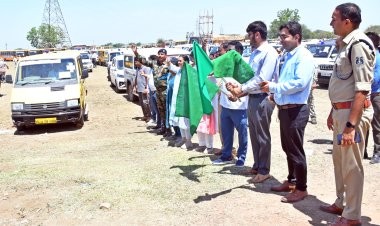 *मुंगेली। 663 मतदान दलों को कलेक्टर और एसएसपी ने हरी झंडी दिखाकर किया रवाना*  *सुबह 07 बजे से शाम 06 बजे तक होगा मतदान