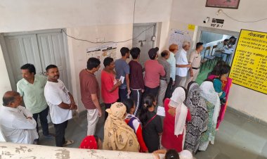 सुबह सात बजे शुरु हुए मतदान में शहर के पोलिंग बूथों में वोट डालने उत्साह के साथ पहुंच रहे लोग, लोगों में खासा उत्साह