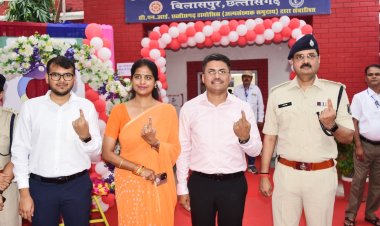 कलेक्टर एवं एसपी ने किया मतदान, जिले के सभी नागरिकों से मतदान करने की अपील