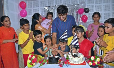 *कलेक्टर ने राहुल देव ने रामगढ़ स्थित आनंदाश्रम में मनाया अपना जन्मदिन*  *उपहार एवं भेंट प्रदान कर वृद्धजनों से लिया आशीर्वाद