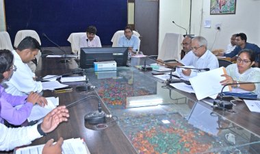 कलेक्टर ने कहा जिले में पर्याप्त मात्रा में खाद-बीज उपलब्ध, कृषकों से शीघ्र उठाव कराएं