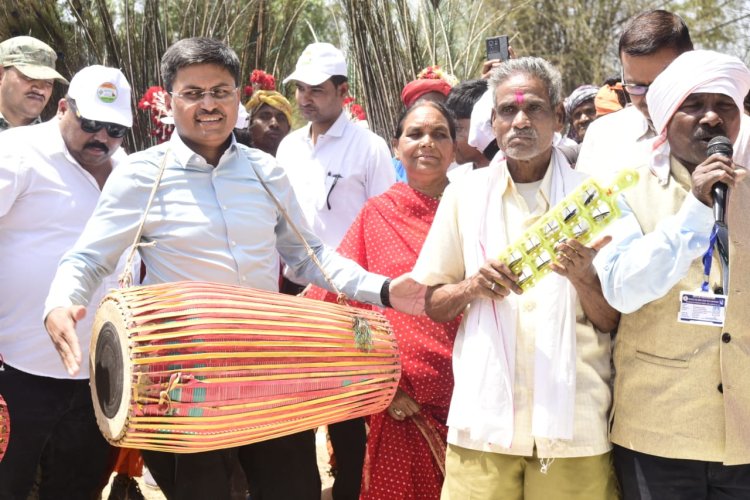 मांदर की थाप पर कलेक्टर और बिरहोर आदिवासियों ने मनाया मतदाता जागरूकता का उत्सव, कलेक्टर ने दिलाई मतदाता शपथ, वोटरों का किया सम्मान