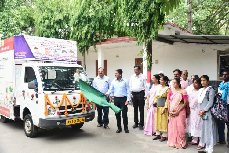 राष्ट्रीय डेंगू दिवस :कलेक्टर ने जन जागरूकता वाहन को दिखाई हरी झंडी