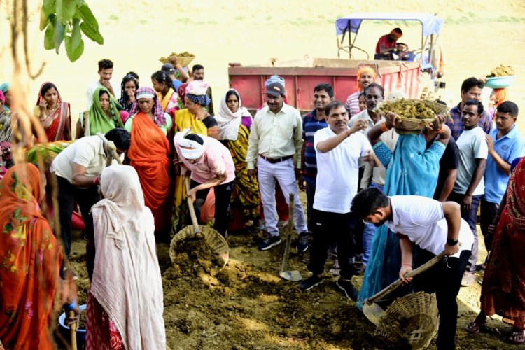 जल संरक्षण की दिशा में बढ़े कदम, कलेक्टर की अपील पर लागातार इस अभियान से जुड़ रहे लोग, जन सहयोग से पेश की जा रही मिसाल