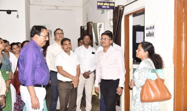 कलेक्टर ने ग्रामीण अस्पताल व सोसायटी का किया औचक  निरीक्षण,लापरवाही पर फार्मासिस्ट और सुपरवाइजर को निलंबित करने दिए निर्देश,सोसाइटी पहुंचकर किसानों से की मुलाकात,खाद बीज की ली जानकारी