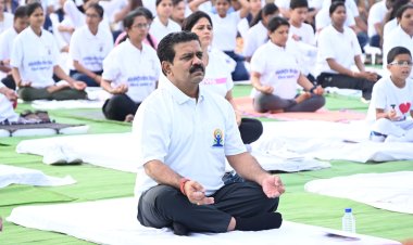 अंतरर्राष्ट्रीय योग दिवस रविशंकर स्टेडियम दुर्ग में आयोजित योगा कार्यक्रम में शामिल हुए उप मुख्यमंत्री विजय शर्मा, स्टेडियम परिसर में मौलश्री और बादाम का़ पौधरोपण किया,डोर टू डोर निःशुल्क पौधरोपण वाहन को दिखायी हरी झंडी