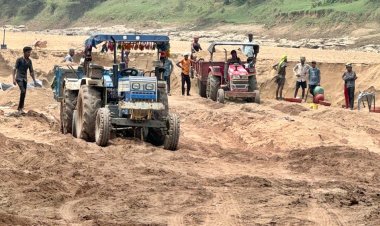 कलेक्टर के निर्देश पर मनियारी नदी में अवैध रेत उत्खनन करते 05 ट्रैक्टर-ट्राली जब्त