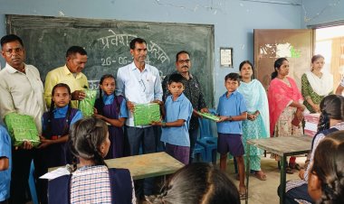 शाला प्रवेश उत्सव मे बच्चों का जनपद उपाध्यक्ष ने किया स्वागत
