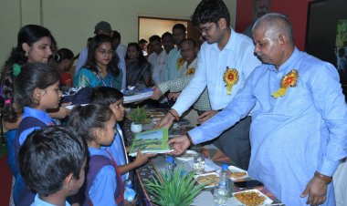 *स्वामी आत्मानंद स्कूल सरगांव में धूमधाम से मनाया गया शाला प्रवेशोत्सव*  *विधायक कौशिक एवं कलेक्टर ने नव प्रवेशित बच्चों का पुष्पमाला और उपहार भेंटकर किया स्वागत