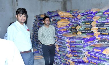 *कलेक्टर ने सेवा सहकारी समिति लौदा का निरीक्षण किया*  *किसानों से फोन पर बातचीत कर खाद-बीज वितरण की ली जानकारी*